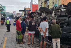 Truk Angkut Crane Tabrak Rumah Warga di Brebes, Dua Orang Tewas