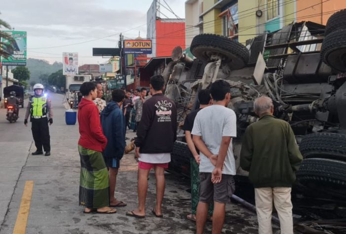 Truk angkut crane tabrak rumah warga di brebes dua orang tewas yjo9lver6j