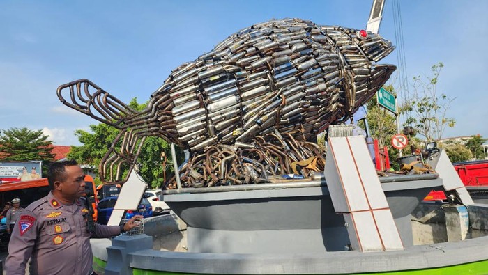 Tugu Ikan Bandeng Di Pati Yang Dibuat Dari Knalpot Brong Foto Diunggah Sabtu 1312024 169