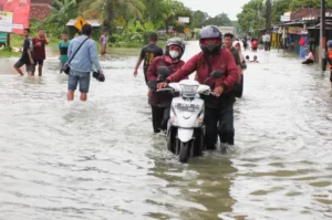 Jalan Purwodadi-Semarang di Godong Grobogan Tergenang Satu Meter, Akses Warga Terganggu