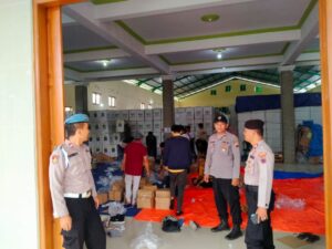 Personil Polres Rembang Pantau Pendistribusian Logistik Pemilu Dari Gudang KPU