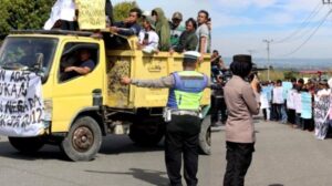 Anggota Polres Humbahas Amankan Unjuk Rasa Warga Dua Desa, AKBP Hary Ardianto: Aman dan Tertib