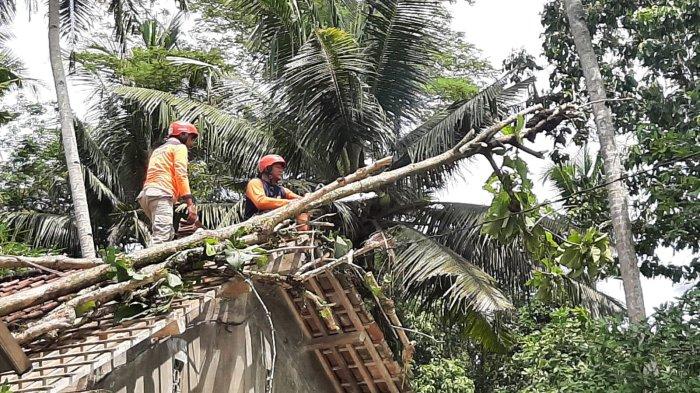 Bpbd Kebumen Bersama Warga Dan Relawan Melaksanakan