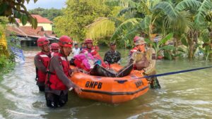 Brimob Polda Jawa Tengah Bantu Korban Banjir Demak dan Grobogan