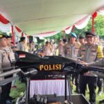 Kabaharkam Polri Komjen Mohammad Fadil Imran Kanan Saat Melihat Dua Drone (1)