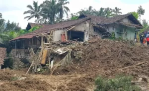 Tiga Rumah Warga Pegentan Banjarnegara Tertimbun Tanah Longsor