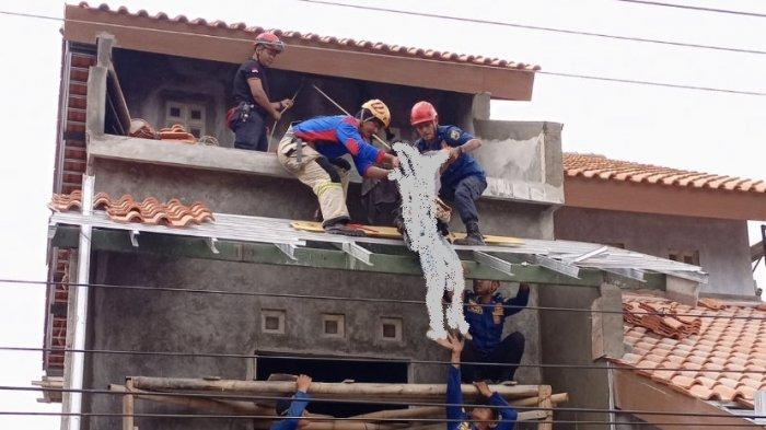 Petugas Penyelamat Gabungan Mengevakuasi Seorang Pekerja Tersetrum