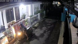 Aksi Maling di Banyumas Gondol Pintu Pagar Besi Terekam CCTV