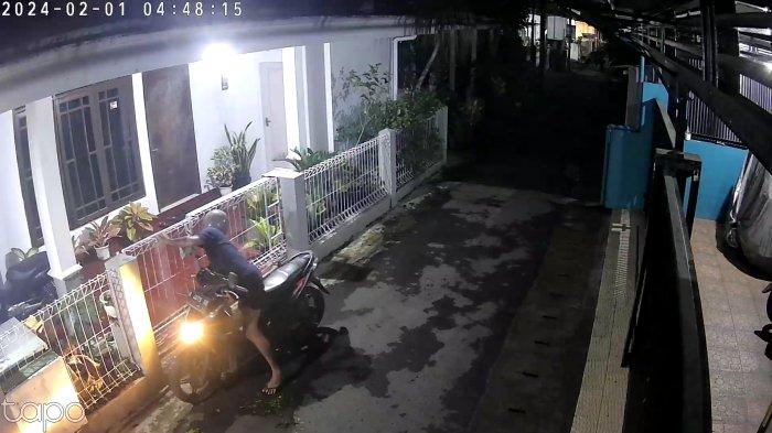 Video Cctv Aksi Pencurian Pagar Besi Terjadi Di Rumah