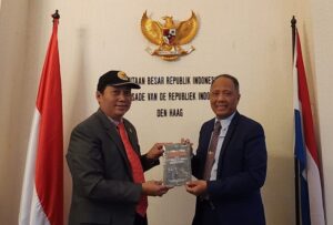 Cegah Paham Terorisme. Buku Karya Irjen Dedi Prasetyo Diserahkan ke Para Duta Besar