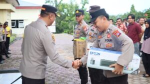 Kapolres Lamandau Beri Peralatan Kantor Pada Unit Kerjanya Untuk Tunjang Kinerja