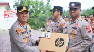 Beri Peralatan Kantor Pada Unit Kerjanya, Kapolres Lamandau Tunjang Kinerja