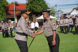 Kapolres Batang Beri Apresiasi Anggota Naik Pangkat Pengabdian