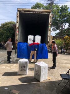 Personel Polres Sukoharjo Beri Pengamanan Pendistribusian Logistik Pemilu