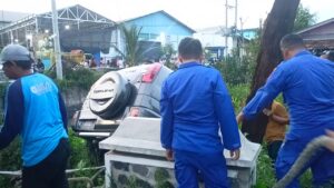 Pertolongan Cepat: Mobil Terpelosok di Sungai, Iptu Tamyis Jadi Pahlawan Sementara