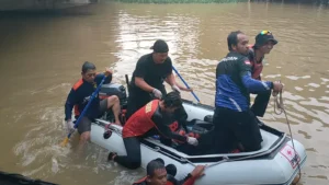 Remaja Tanpa Identitas Tenggelam di Sungai Loji Pekalongan, Tim SAR Evakuasi Korban