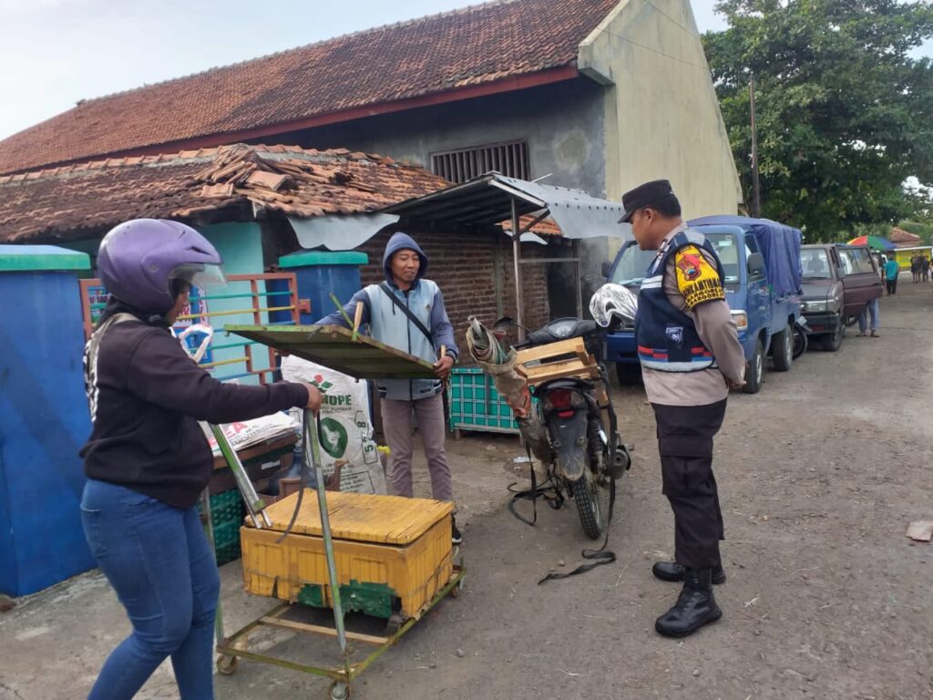 Pedagang Diminta Bersikap Kooperatif: Polsek Margorejo Cegah Penjualan Miras