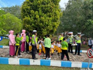 Giat Polisi Sahabat Anak, Satlantas Polres Lamandau Kenalkan Rambu Lalu Lintas