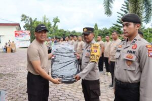 Jelang Pemilu, Kapolres Lamandau Distrubusikan Kaporlap kepada Personel