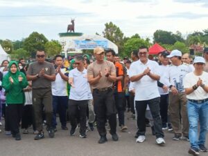 Kapolres Lamandau Bersama Forkopimda Ikuti Jalan Sehat Deklarasi Pemilu Damai