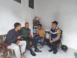 Berikan Himbauan Cegah Berita Hoax, Bhabinkamtibmas Polsek Pati Bersama Babinsa Patroli Dialogis di Desa Puri