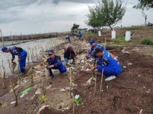 Kapolresta Pati Dukung Upaya Kebersihan Pantai dan Tanaman Mangrove di Desa Bulumanis Kidul