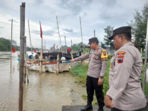 Cek Debit Air Sungai Silugonggo, Personel Polsek Juwana Pati Cegah Banjir