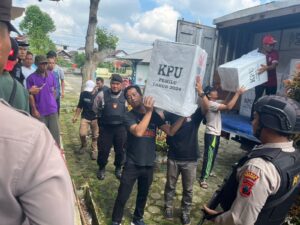 Pendistribusian Logistik Pemilu di Batang, Polisi Lakukan Pengawalan