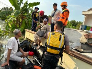 Tim SAR Arnavat Ditpolairud Polda Jawa Tengah Selamatkan 158 Masyarakat Yang Terjebak Banjir