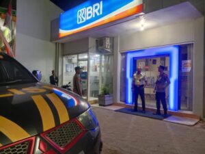 Anggota Polsek Sedan Sambangi Satpam Penjaga Bank saat Patroli Dinihari