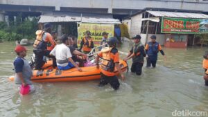 Banjir di Karanganyar Demak Capai Dua Meter, Lansia dan Anak-anak Dievakuasi