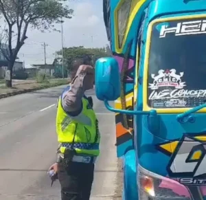 Viral Truk Overload Kejar-Kejaran Dengan Mobil PJR di Jalan Soekarno-Hatta Kendal