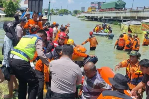 Polres Kudus bantu evakuasi korban banjir di Demak