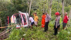 Kronologi Laka Truk Terjun Ke Jurang setelah Bersimpangan dengan Mobil Tak Dikenal