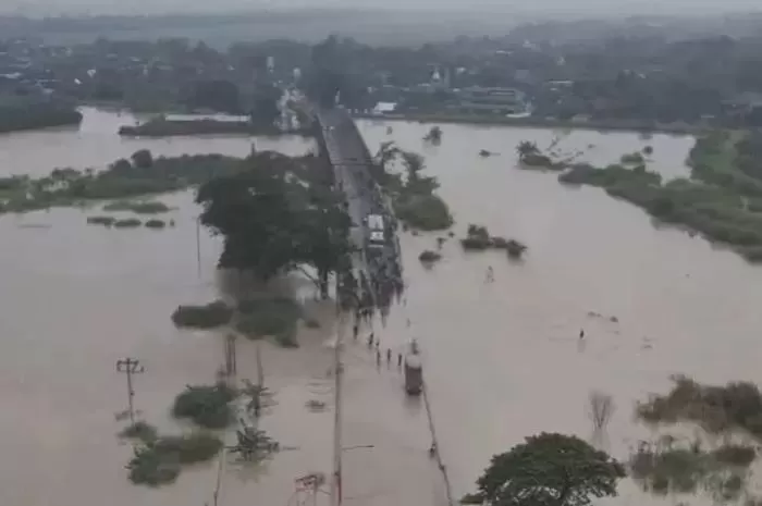 Tergenang Banjir Luapan Sungai Tuntang, Jalur Pantura Jalan Semarang-Purwodadi Lumpuh Total!