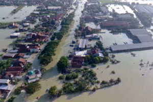 Jalur Pantura Demak Lumpuh Total Akibat Terendam Banjir