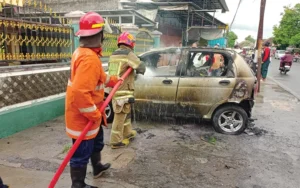 Diparkir di Depan Gereja Kawasan Banmati Sukoharjo, Mobil Chery Warna Silver Terbakar