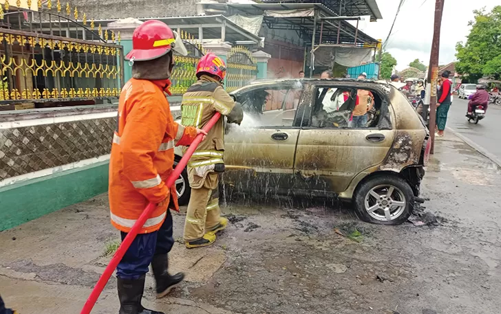 Kebakaran mobil alias mobil terbakar di sukoharjo 3577074186