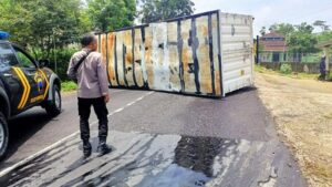 Truk Pembawa Logistik Pemilu Terguling di Purwantoro Wonogiri