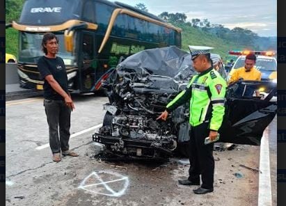 Kecelakaan Kijang Tol Semarang