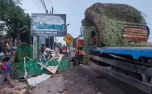 Detik-Detik Truk Tronton Tabrak Rumah Makan dan Mobil di Sragen