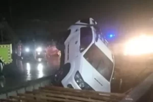 Sebuah Mobil Terperosok di Saluran Drainase depan Indomaret Trimulyo Semarang