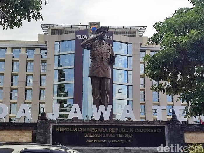 Penampakan Patung Jenderal Hoegeng Di Halaman Mapolda Jawa Tengah Jalan Pahlawan Kota Semarang Jumat 222024 43