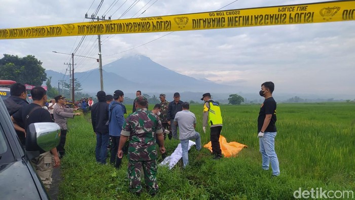 Petugas Mengevakuasi Mayat Pria Yang Ditemukan Di Pinggir Jalan Payaman Windusari Secang Magelang Selasa 622024 1 169