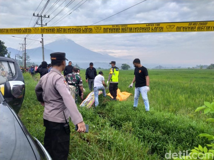 Petugas mengevakuasi mayat pria yang ditemukan di pinggir jalan payaman windusari secang magelang selasa 622024 2 43