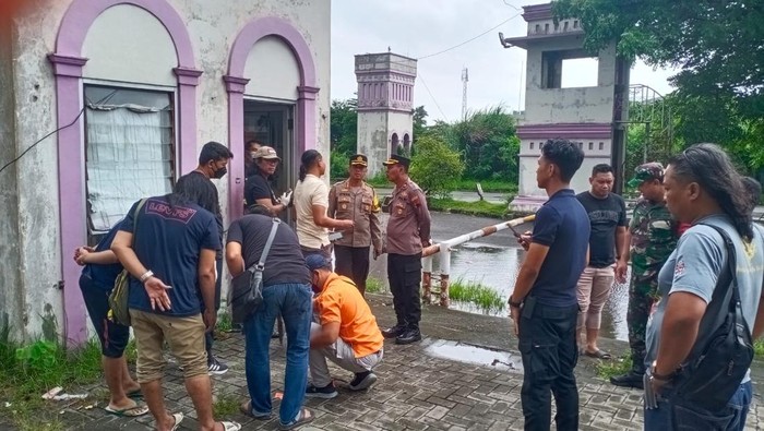 Polisi Melakukan Olah Tkp Di Lokasi Penemuan Mayat Diduga Korban Pembunuhan Di Genuk Semarang Sabtu 1022024 169