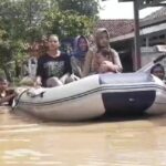 Relawan Mengevakuasi Warga Terdampak Banjir Di Kecamatan Jatibarang Brebes Selasa 622024 169