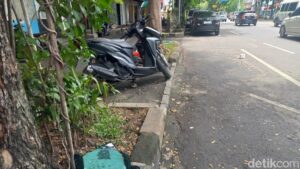 Tabrak Kendaraan Parkir di Jalan Slamet Riyadi Solo Sebuah Mobil Terbalik