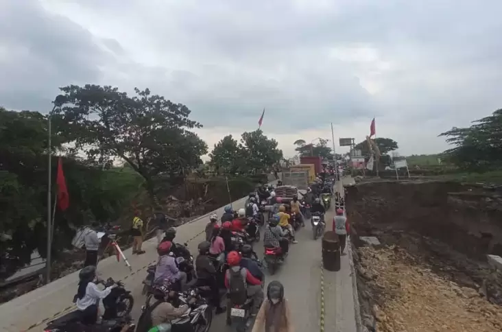 Tergerus Banjir Jalur Tengah Semarang Blora Longsor Tersisa Satu Arah Slu