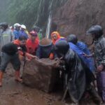 Tim Gabungan Bersihkan Sisa Material Longsor Di Wonosobo